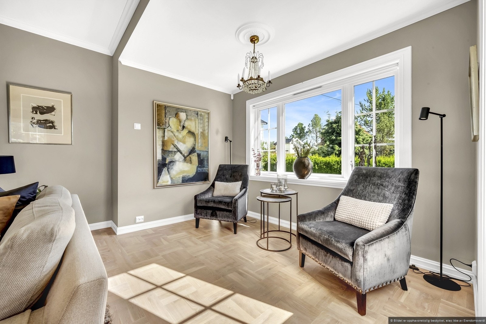 Det er innredet med en hyggelig sitteplass for to i den ene delen av stuen. Galleribilde