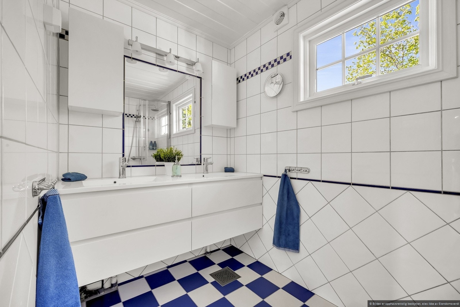 Flislagt bad med dusj i 2 etg. Galleribilde