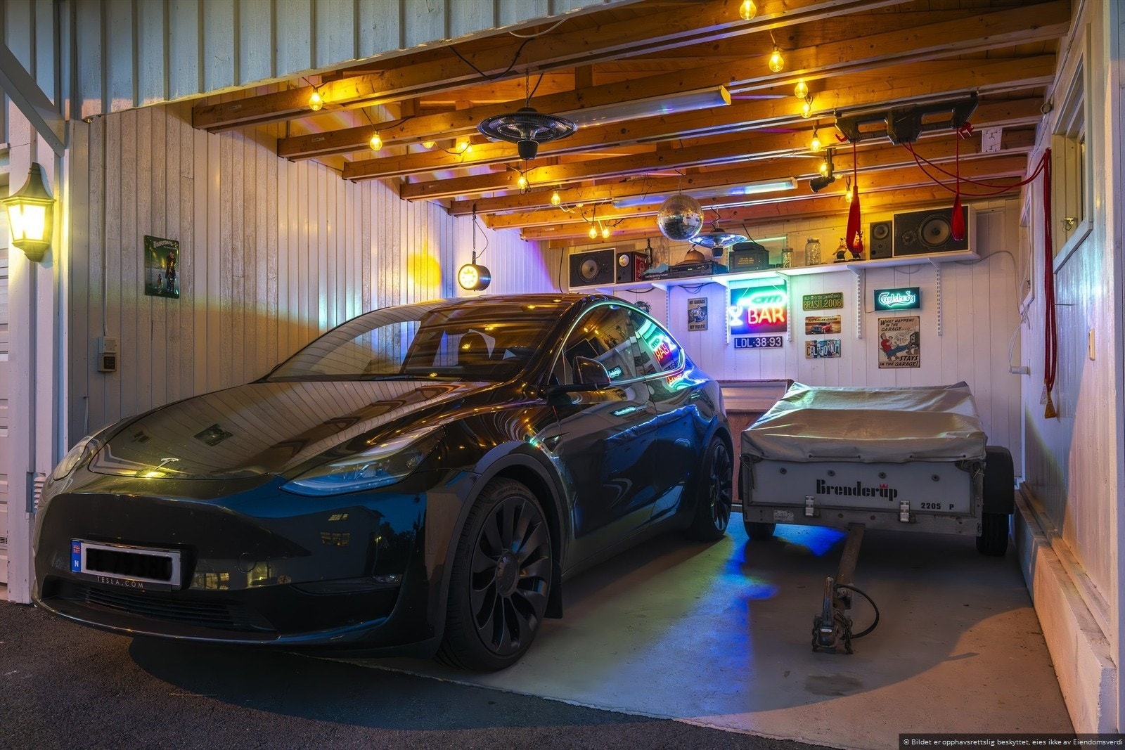 Carport er innredet som en bar for festlige sammenkomster. Galleribilde