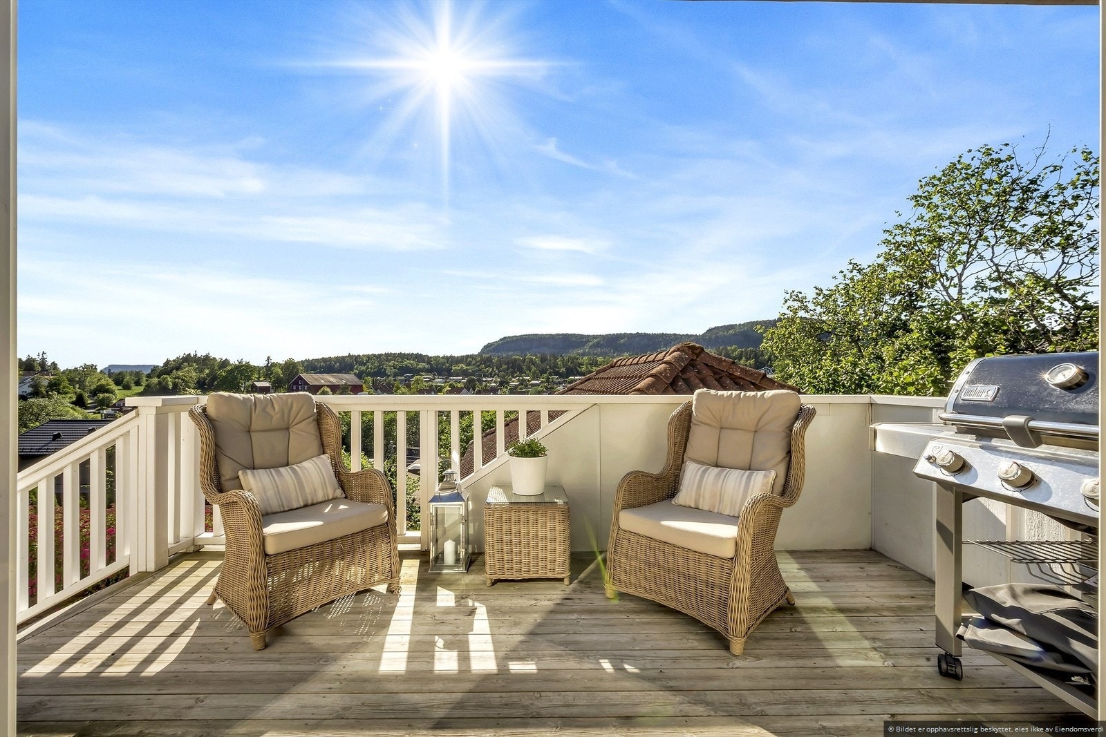 Her kan man nyte morgenkaffe rett utenfor kjøkkenet. Galleribilde