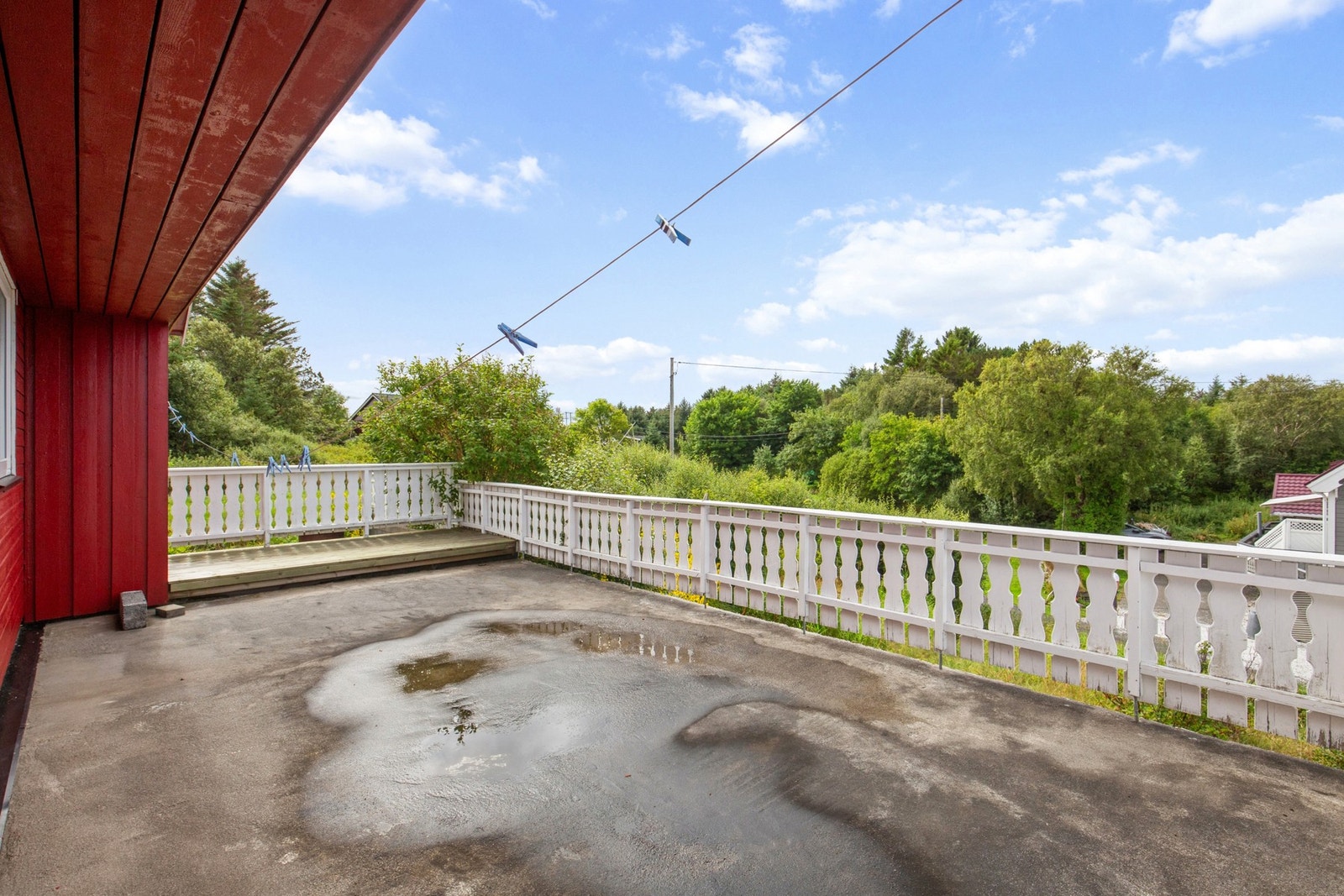 Vestvendt terrasse over garasje som strekker seg videre rundt boligen mot syd Galleribilde