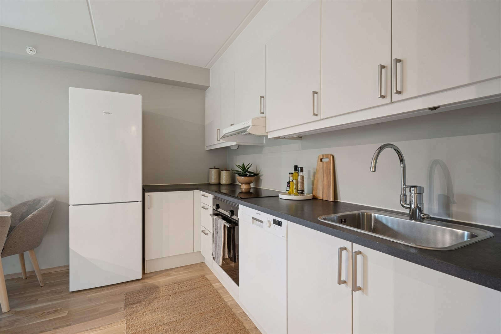 Kjøkken med hvitevarer som følger med Galleribilde