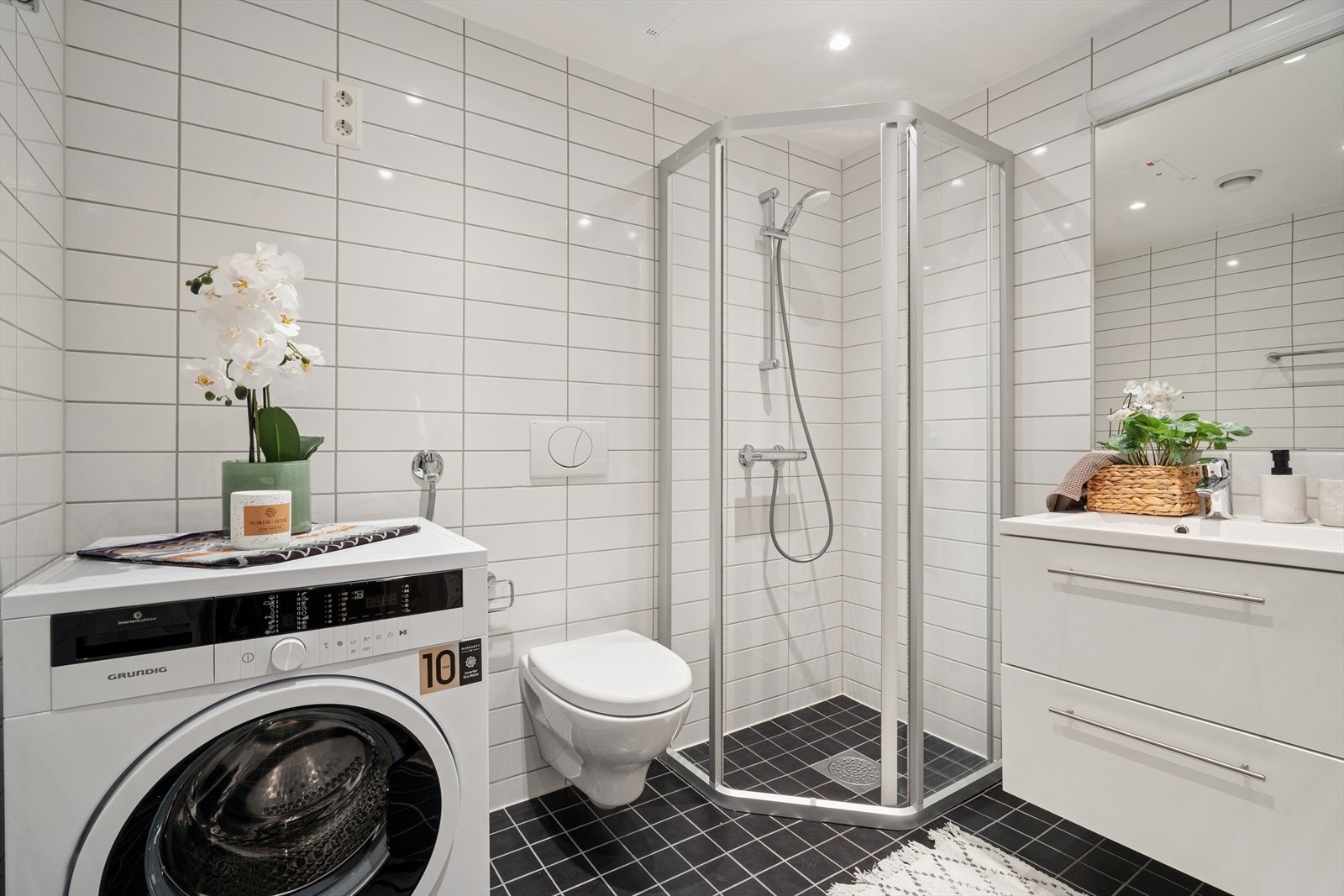 Bad med gulvvarme og opplegg for vaskemaskin Galleribilde