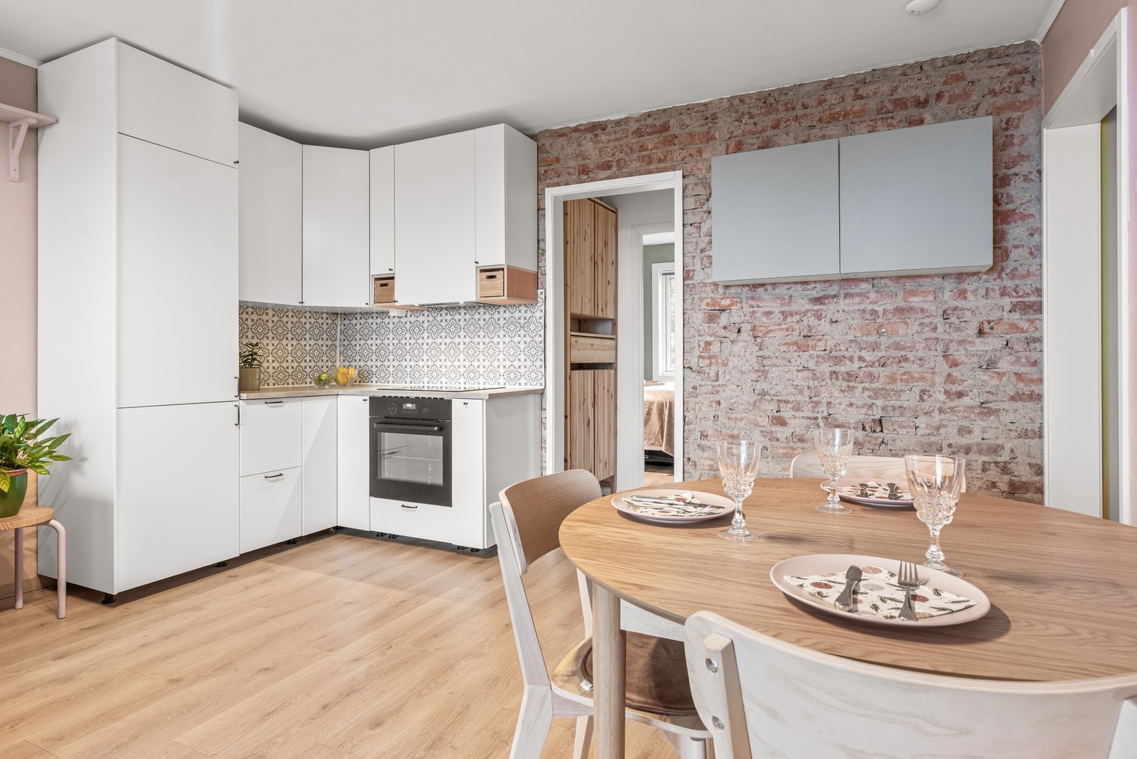 Innredningen er fra 2008, med hvite, glatte fronter, dempefunksjoner og laminert benkeplate. Galleribilde