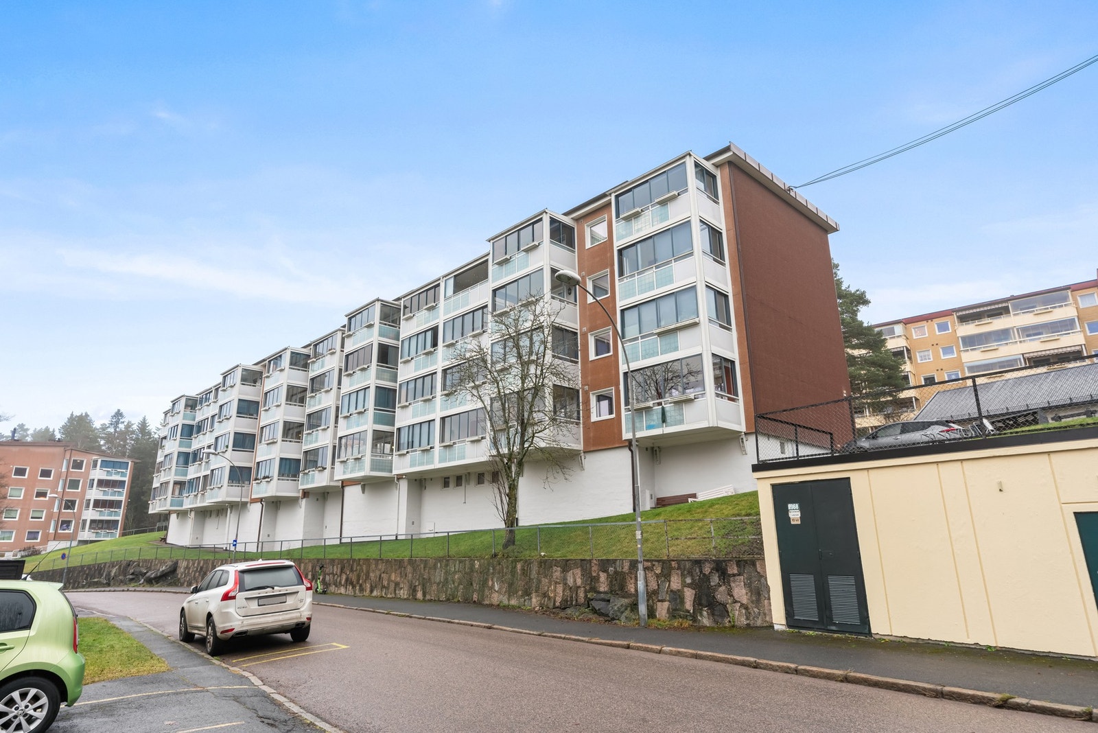 Blokken ligger fint til på et høydedrag, og leiligheten ligger fint plassert i toppetasjen. Flott intern beliggenhet. Galleribilde