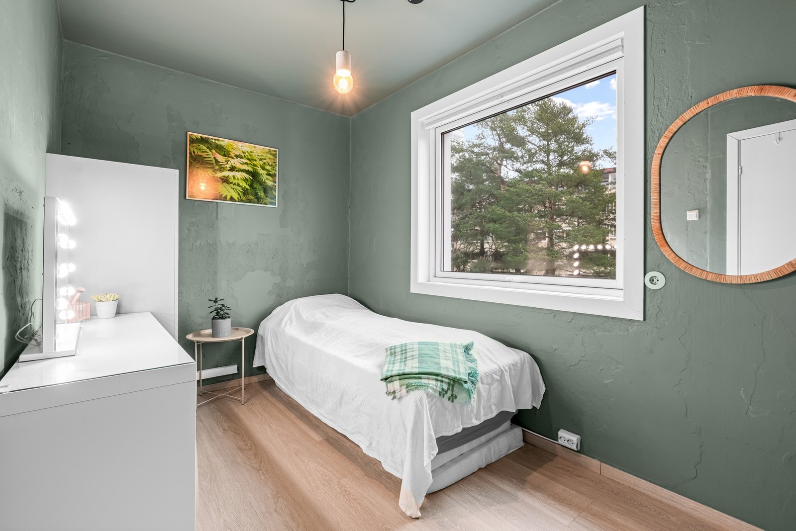 Fra gangen er det adkomst inn til et romslig soverom med god plass til seng og skrivebord. Galleribilde