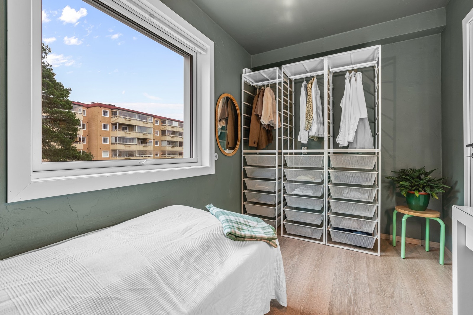 Rommet har god plass til å innredes med stor garderobeløsning, og har i dag en åpen garderobeløsning med skuffer og klesoppheng. Galleribilde