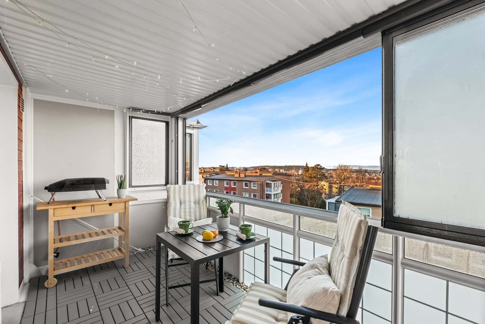 Fra stuen er det utgang til en vestvendt, innglasset balkong på ca. 7,7 kvm - en naturlig forlengelse av stuen. Galleribilde