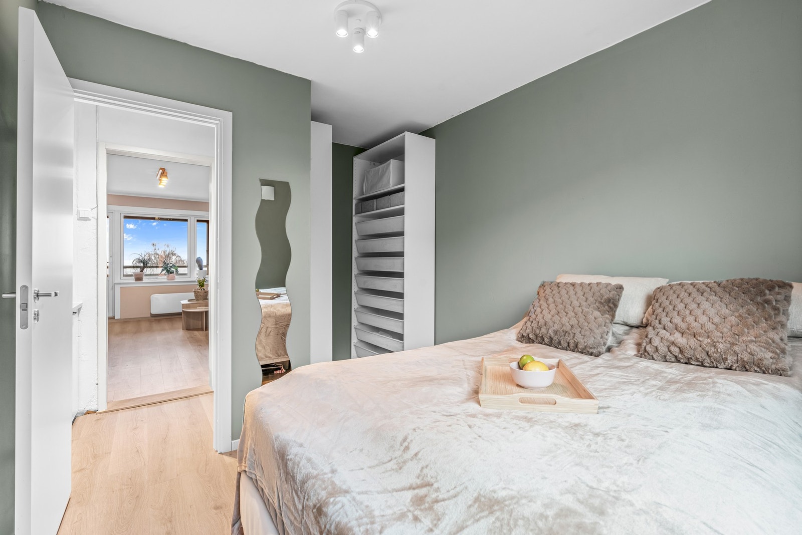 Rommet har fin plass til å innredes med dobbeltseng, og det er en praktisk nisje med åpne skap som gir gode oppbevaringsmuligheter. Galleribilde