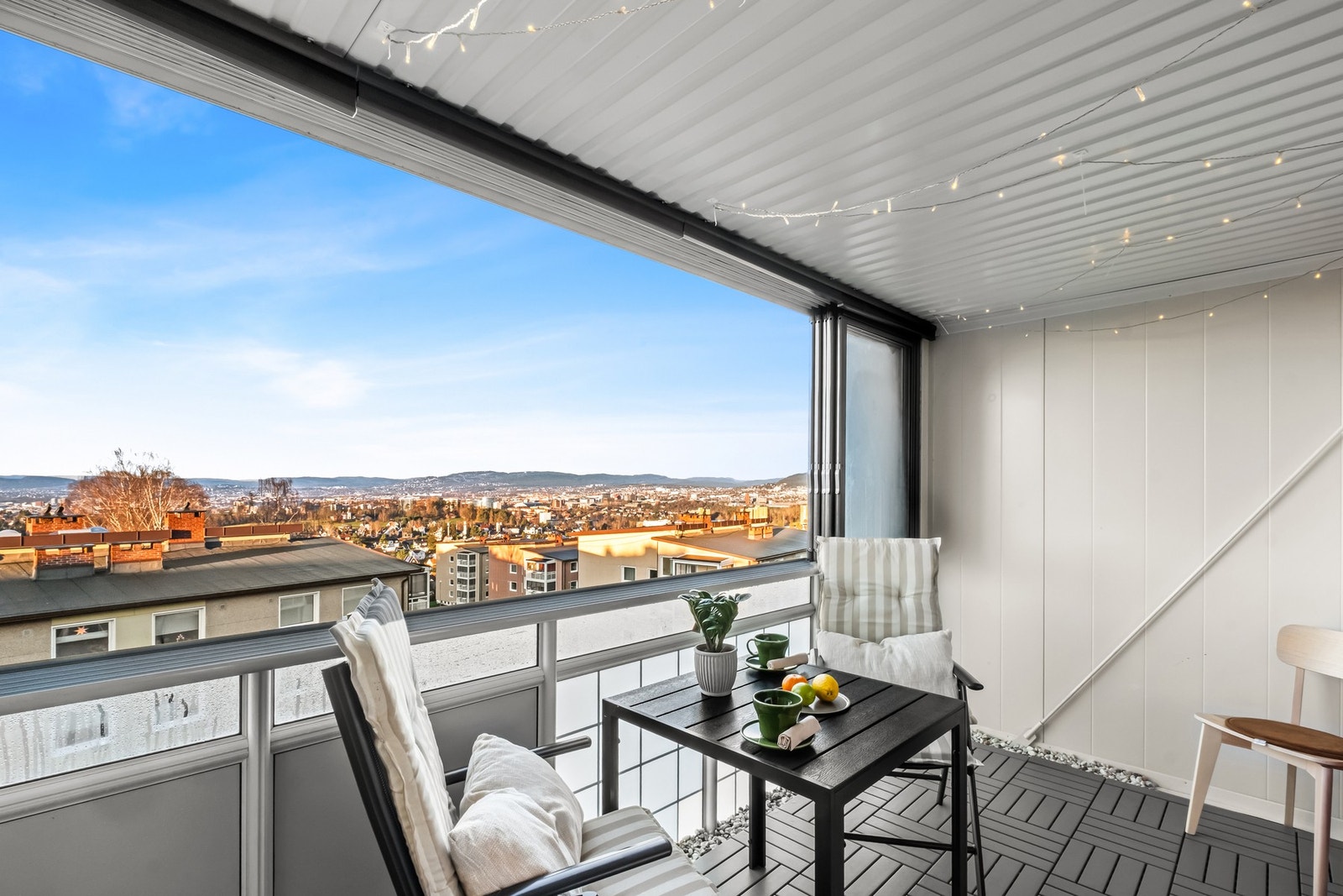 Mekanikerveien 18 er en lys og pen 3-roms toppleilighet med nytt bad (2024) og stor, innglasset balkong med flott utsikt og gode solforhold. Galleribilde