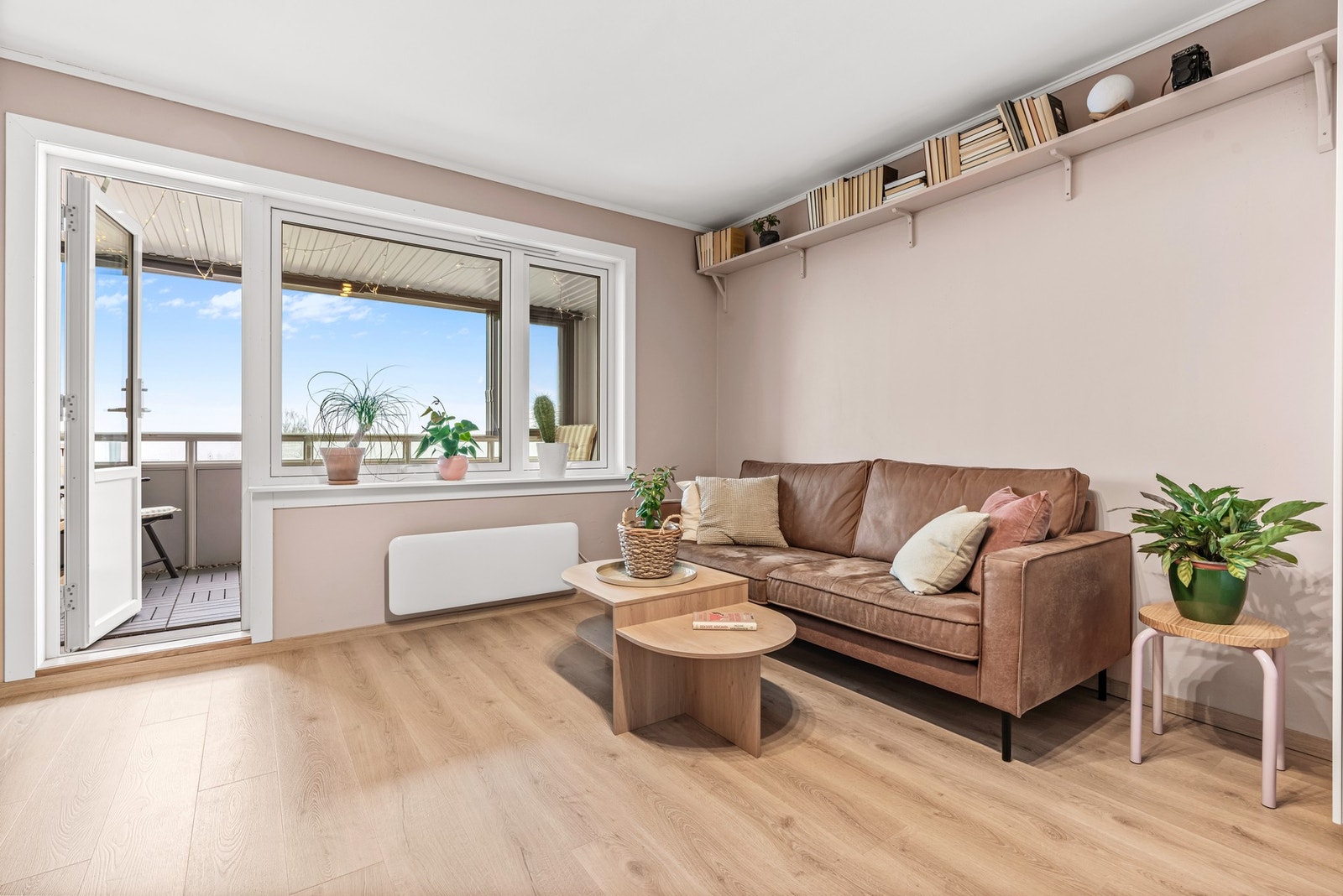 Store vindusflater sørger for godt med naturlig lysinnslipp. Vinduene og balkongdøren ble skiftet i regi av borettslaget i 2019/2020. Galleribilde