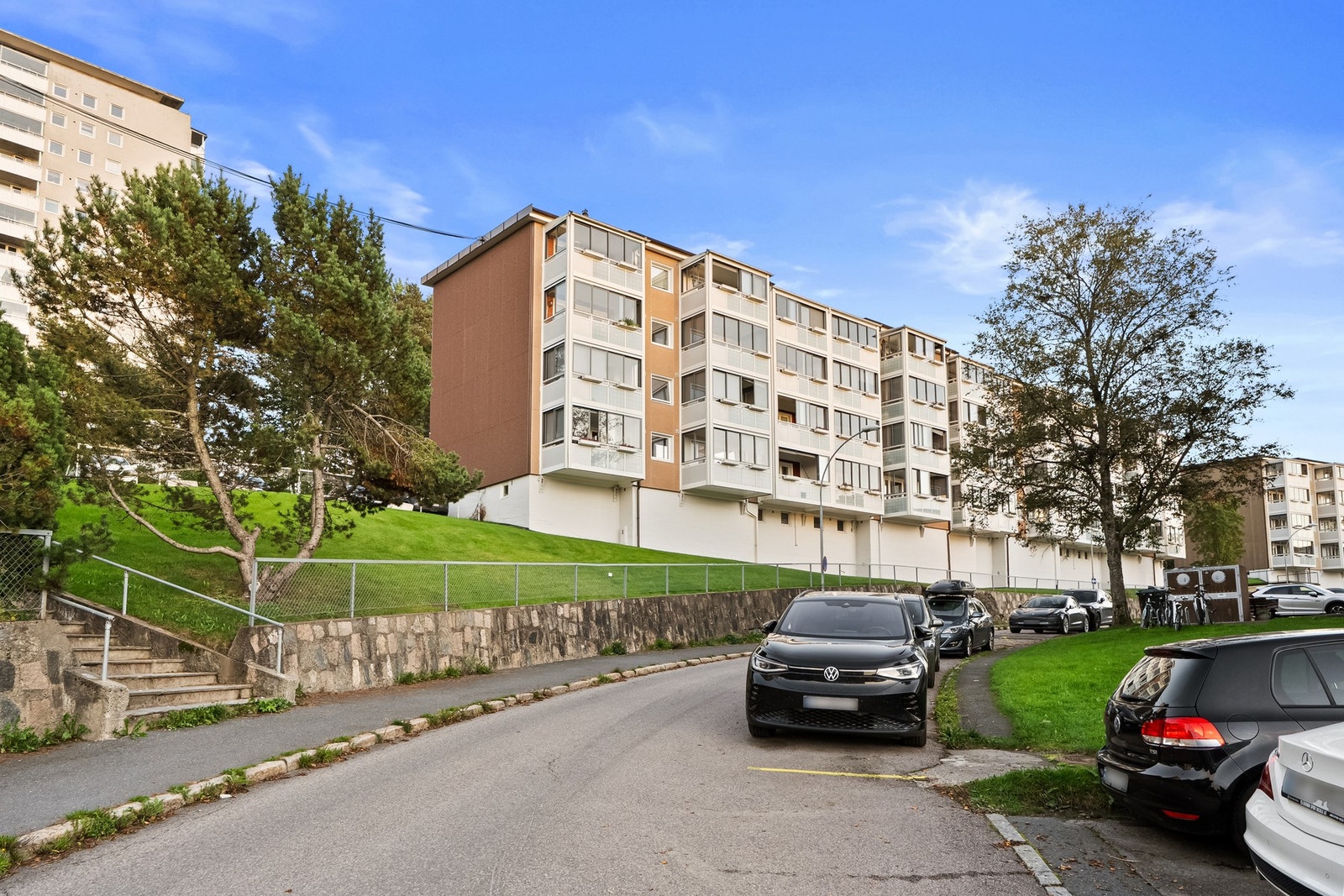 Borettslaget har to garasjeanlegg med totalt 73 garasjer og 148 parkeringsplasser for utleie til borettshaverne, plassene leies ut etter venteliste og ansiennitet. Galleribilde