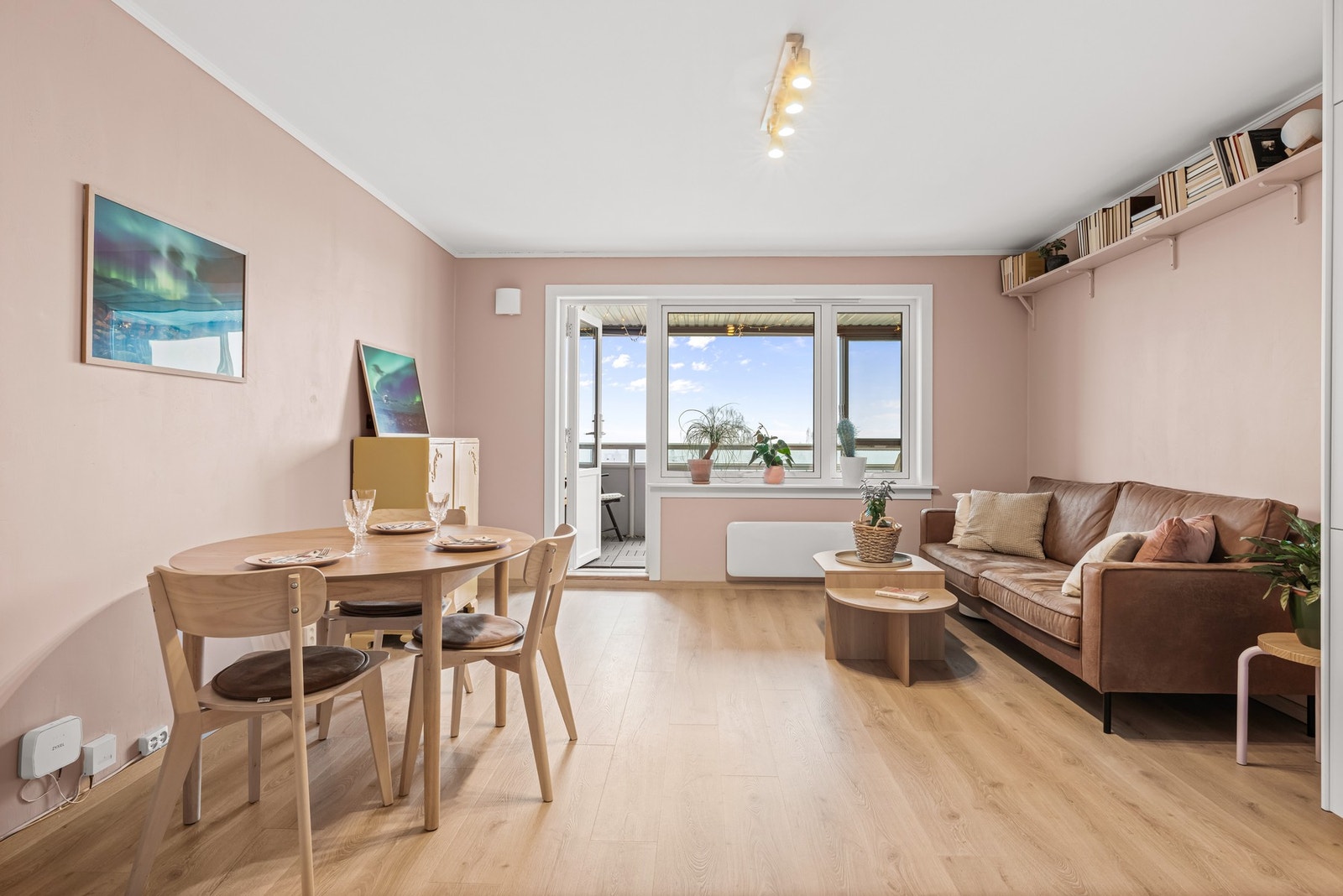 Sammen utgjør stuen og kjøkkenet et åpent og innbydende allrom, der et stort vindu i front slipper inn godt med naturlig lys. Galleribilde