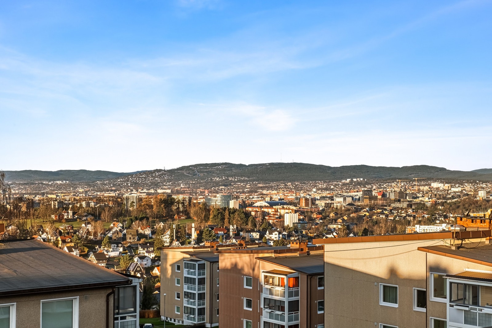 Leiligheten har en sentral og ettertraktet beliggenhet i et svært populært borettslag på Godlia/Oppsal. Beliggenheten i toppetasjen sørger for flott utsikt. Galleribilde