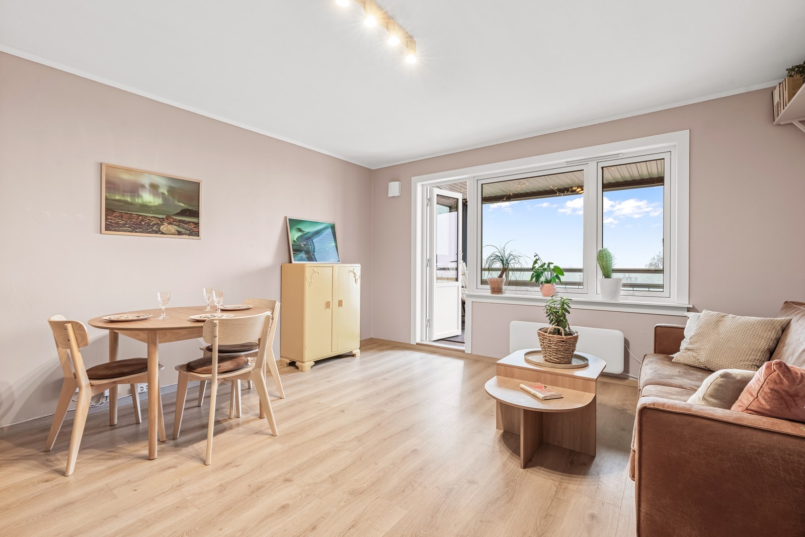 Leiligheten har en romslig stue, og det er naturlig plass for spisebord i tilknytning til kjøkkenet. Galleribilde