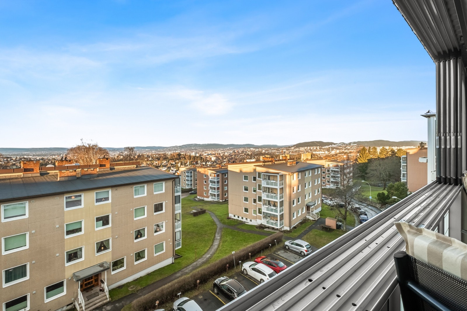 Fra balkongen er det flott utsikt utover nærområdet, ned mot sentrum og mot Holmenkollen. Galleribilde