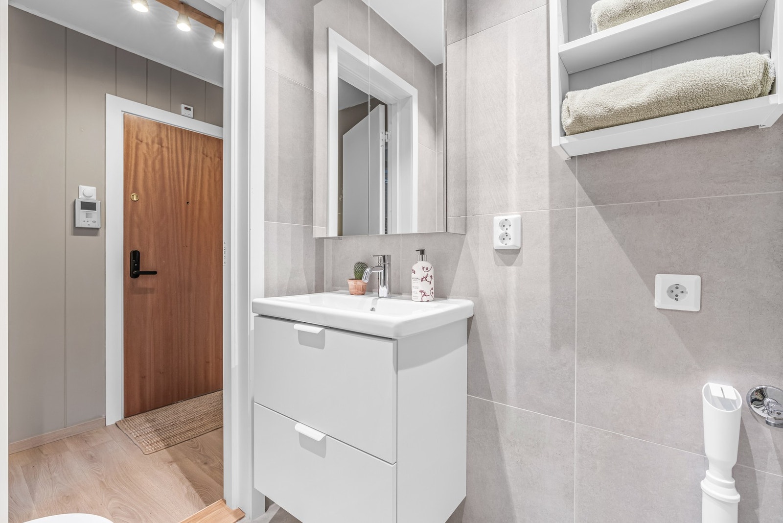 Den øvrige innredningen består av heldekkende servant med hvite skuffer og tilhørende speilskap. Det er opplegg for vaskemaskin og det er gratis felles vaskeri i nabo-oppgangen. Galleribilde