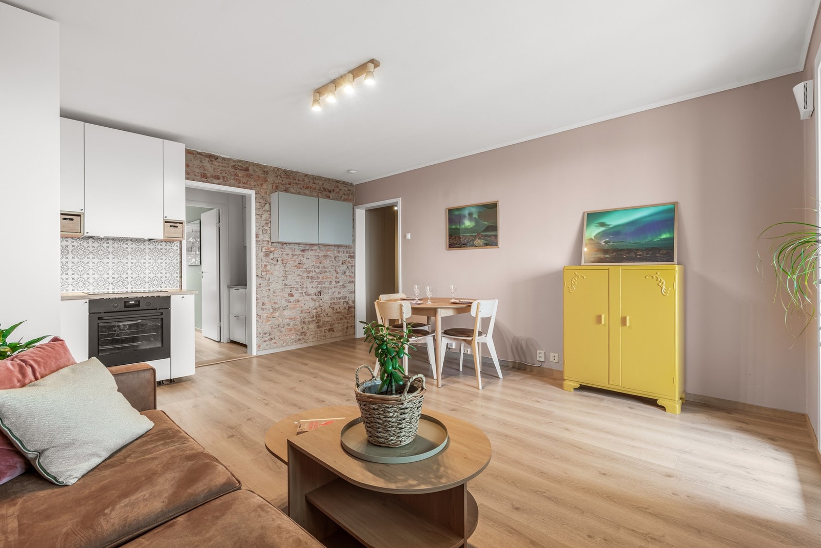 Den åpne løsningen mellom stuen og kjøkkenet gjør dette til et sosialt allrom. Inkludert i felleskostnadene er 1000/1000Mbps fibernett. Galleribilde