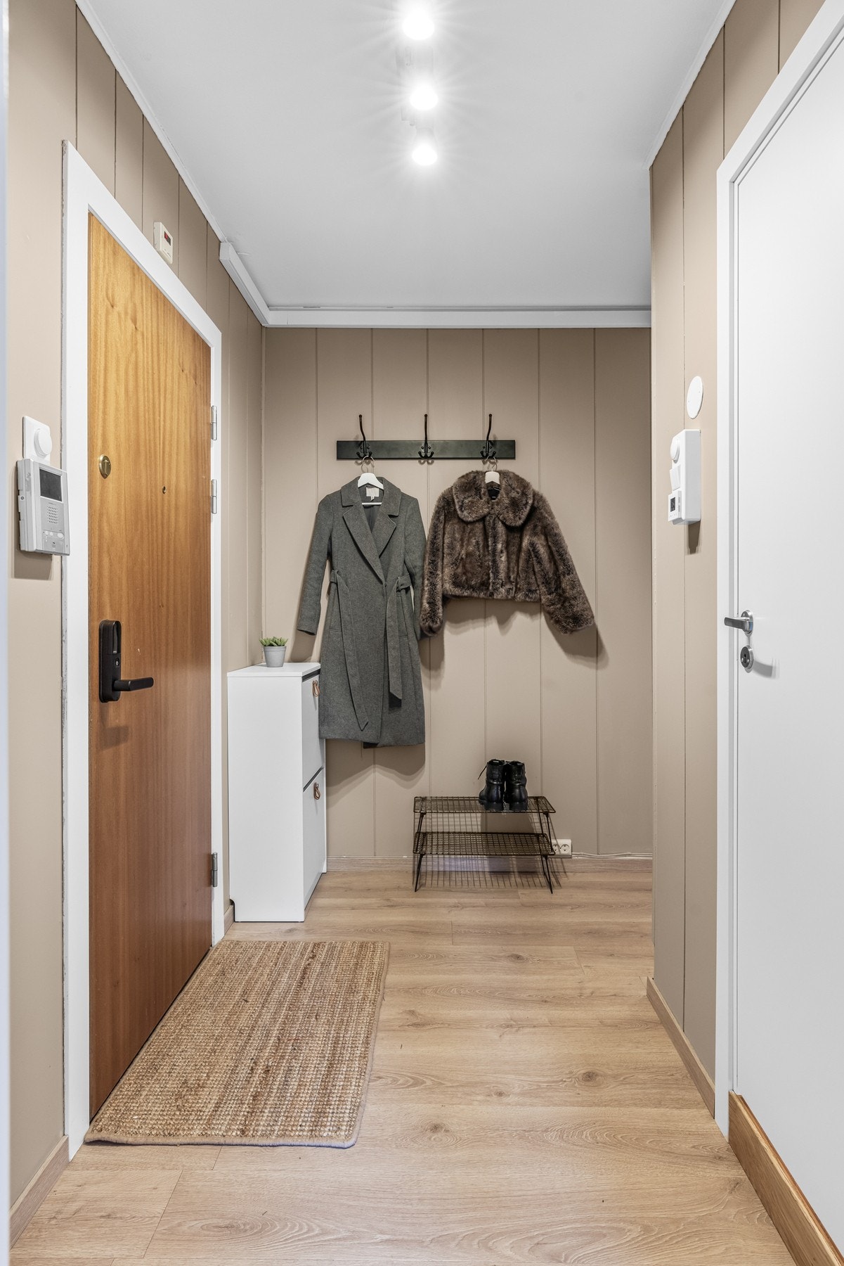 God plass til garderobeløsning og oppbevaring av yttertøy og sko i gangen. Ytterligere lagringsplass finnes i tre kjellerboder på til sammen ca. 10 kvm. Galleribilde