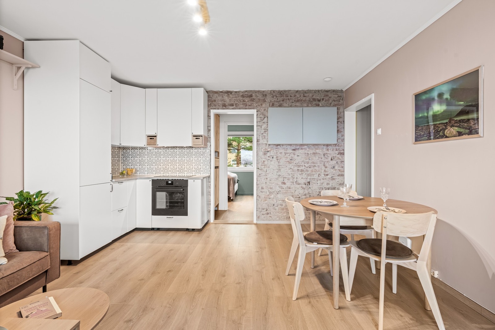 Leiligheten har blitt omfattende oppgradert i nyere tid, og oppussingen inkluderte bla. nytt bad, oppgradering av sikringsskap og flytting av kjøkkenet ut i stuen. Galleribilde