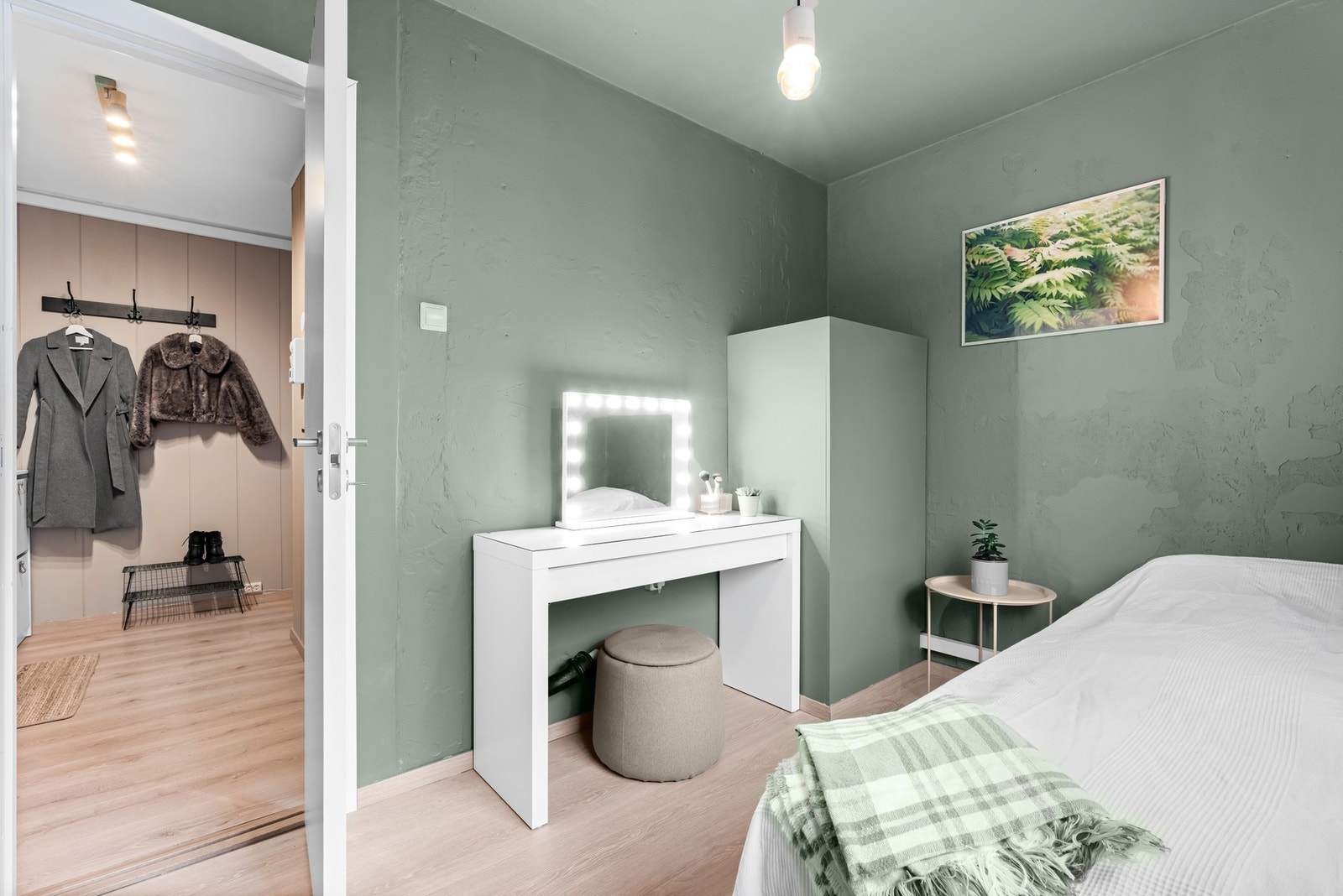 Rommet fungerer ypperlig som f.eks. barnerom, gjesterom og/eller kontor. I hjørnet står en varmtvannsbereder på ca. 200 liter fra 2024. Berederen er lekkasjesikret. Galleribilde