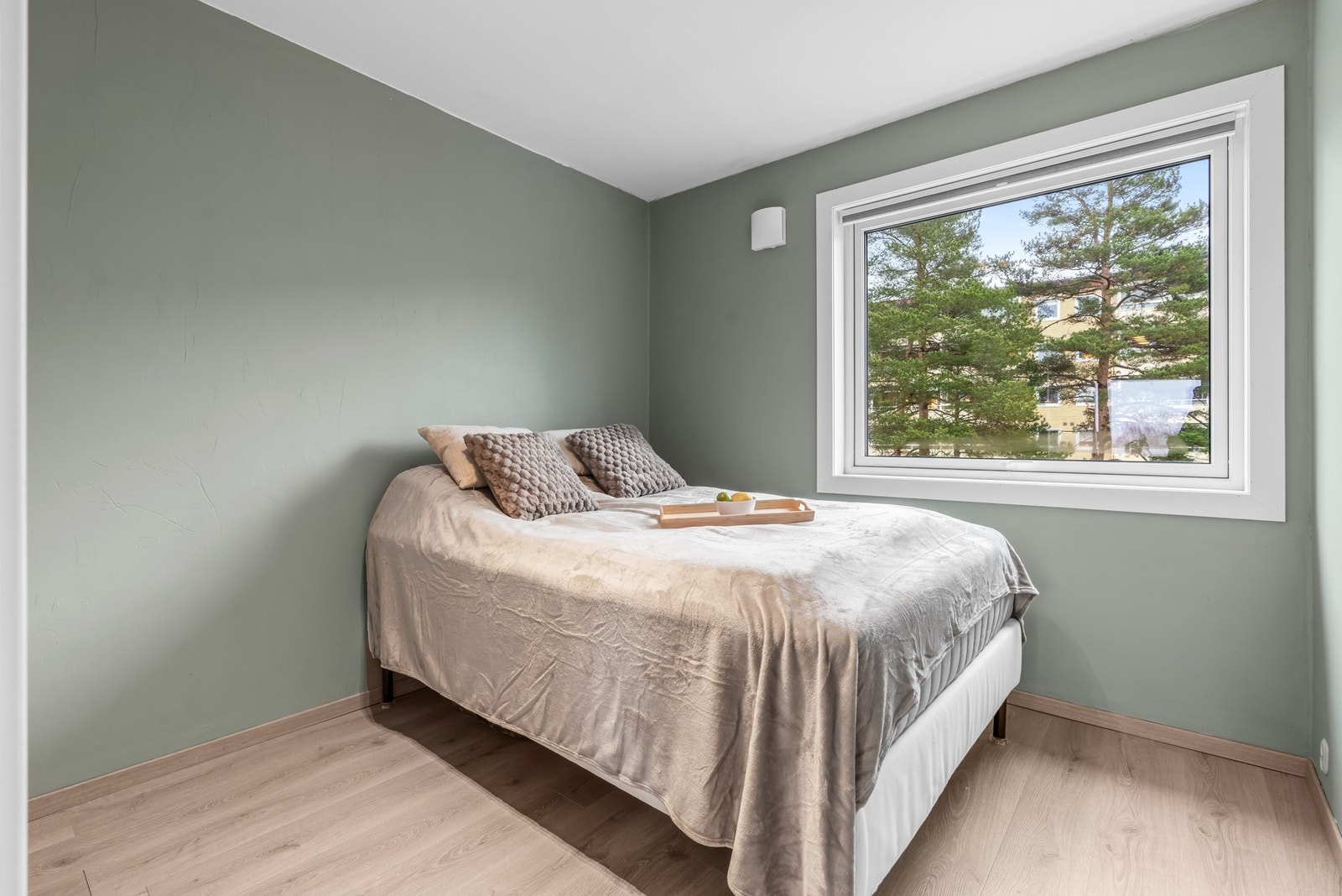 Hovedsoverommet har adkomst fra stuen/kjøkkenet og er av god størrelse. Galleribilde