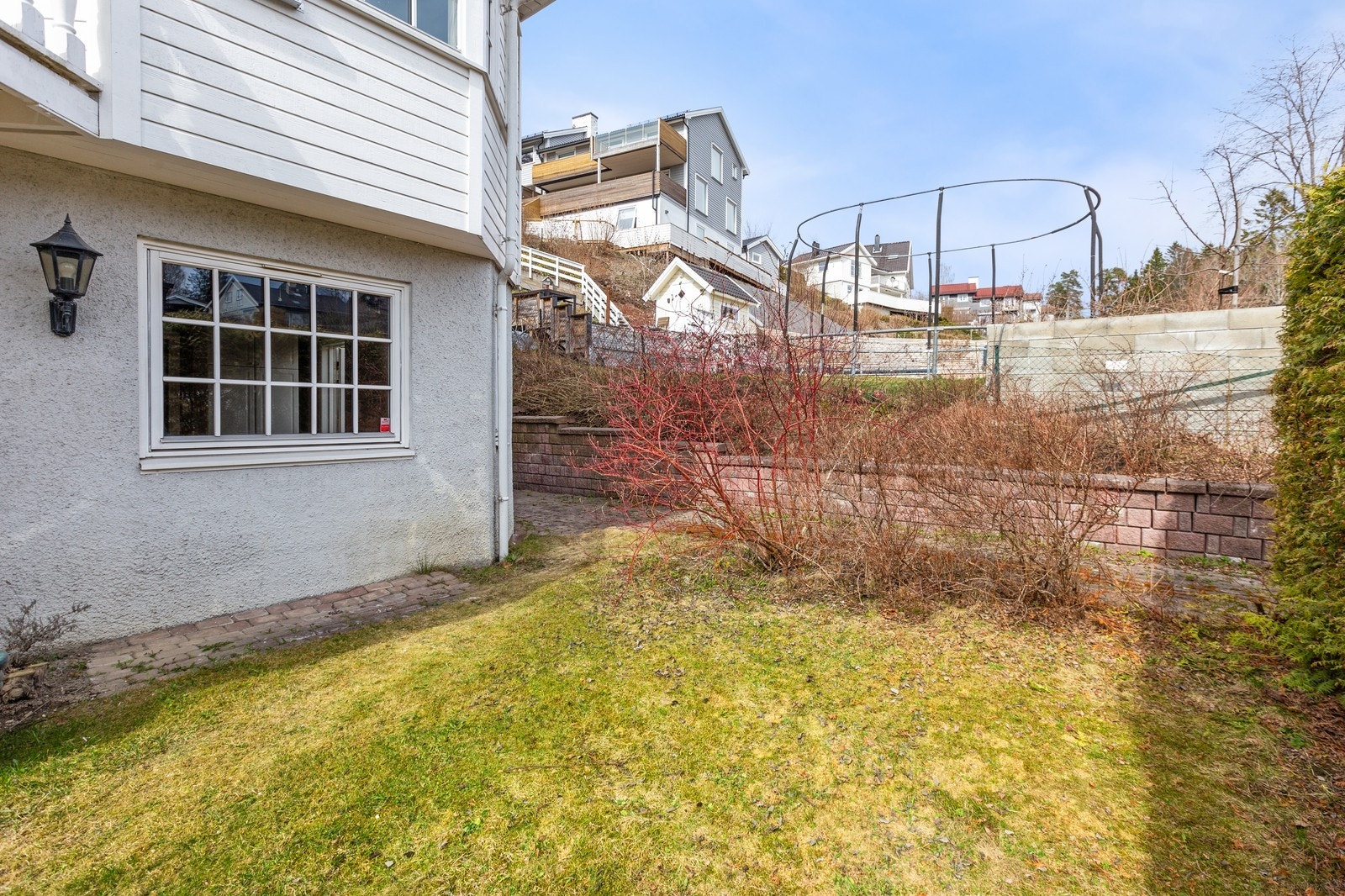 Her kan leietaker få litt sol i hagen rett foran vinduet Galleribilde