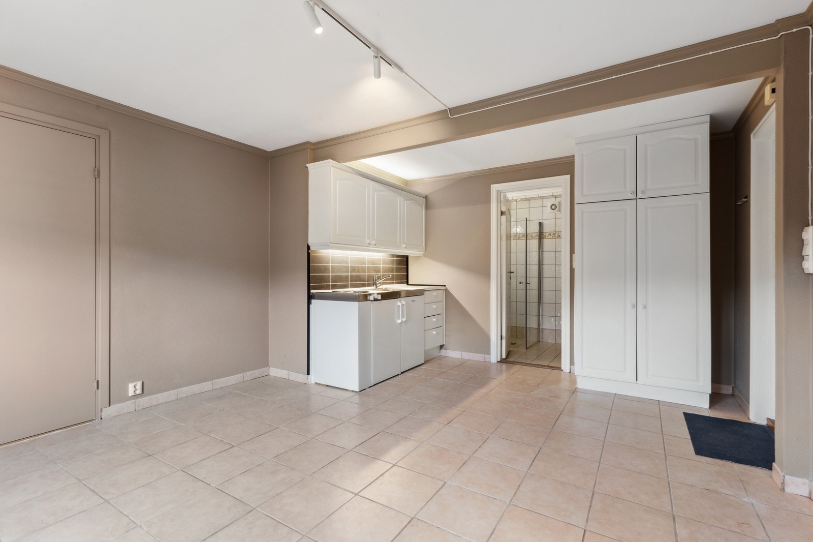 Stue/soverom - Døren er låst og lydisolert inn mot eier. Galleribilde