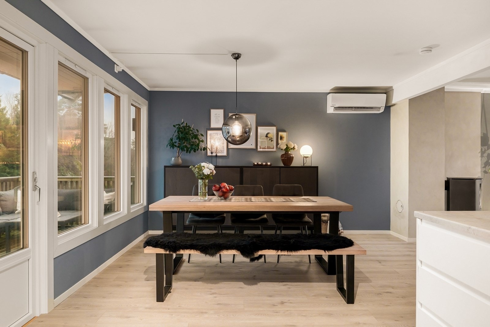 Herlig spiseplass. Luft til luft varmepumpe Galleribilde