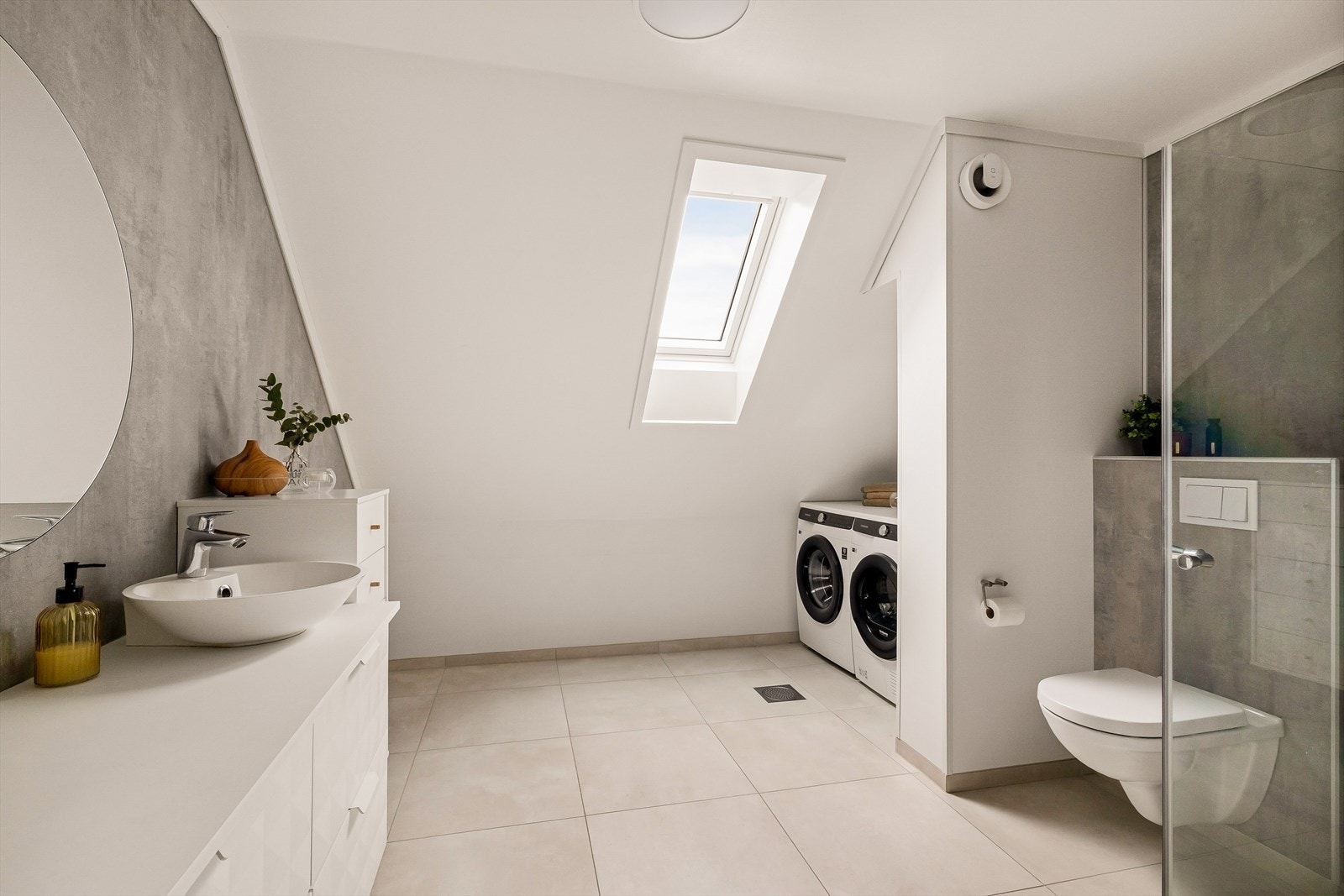 Romslig og lekkert bad/vaskerom, renovert av fagfolk i 2017. Nytt vindu i 2022 Galleribilde