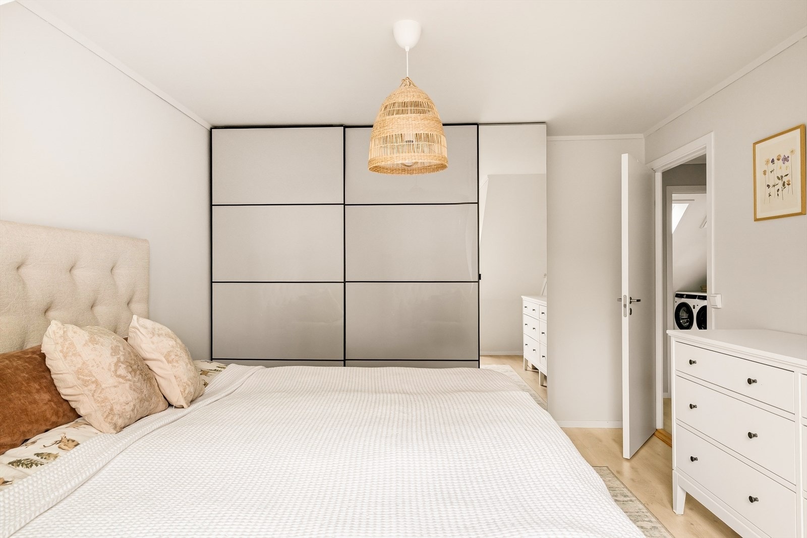 Romslig skyvedørgarderobe Galleribilde