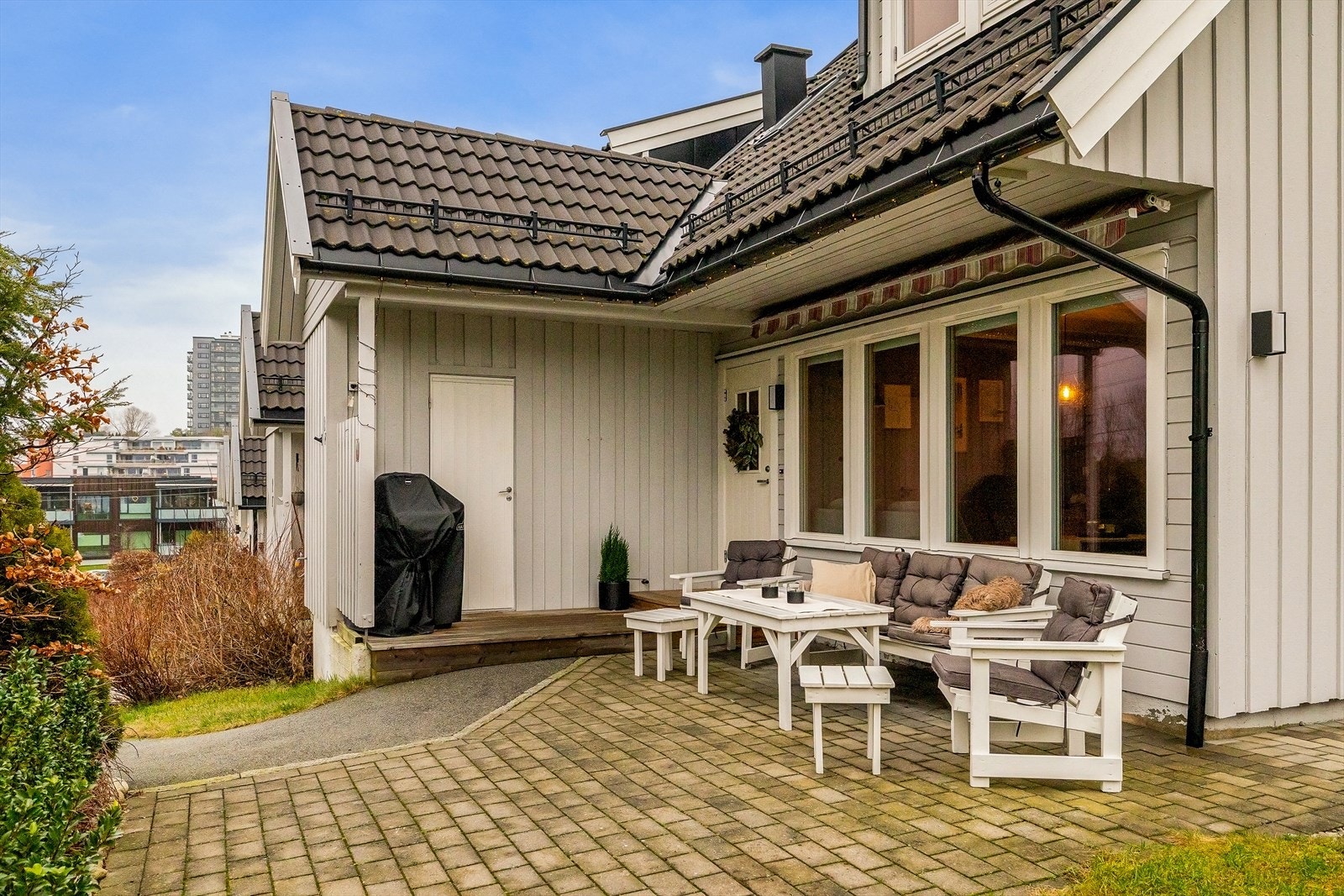 Vestvendt, hyggelig og usjenert uteplass ved inngangspartiet Galleribilde