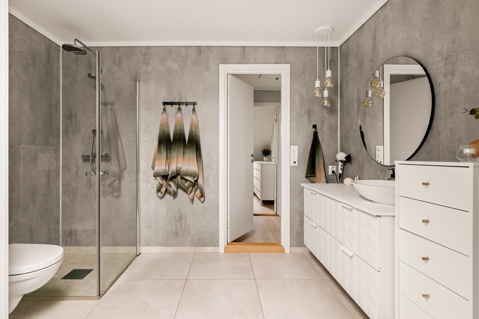 Romslig dusjnisje Galleribilde