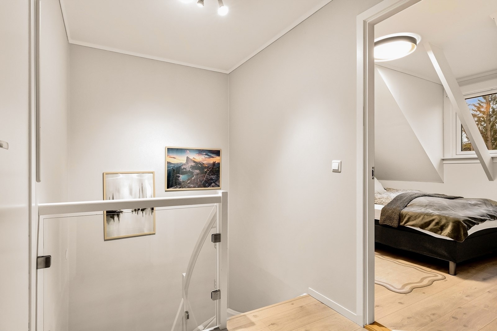 Velkommen opp til 2.etasje! Luke med stige til gulvet loft med god høyde i midten Galleribilde