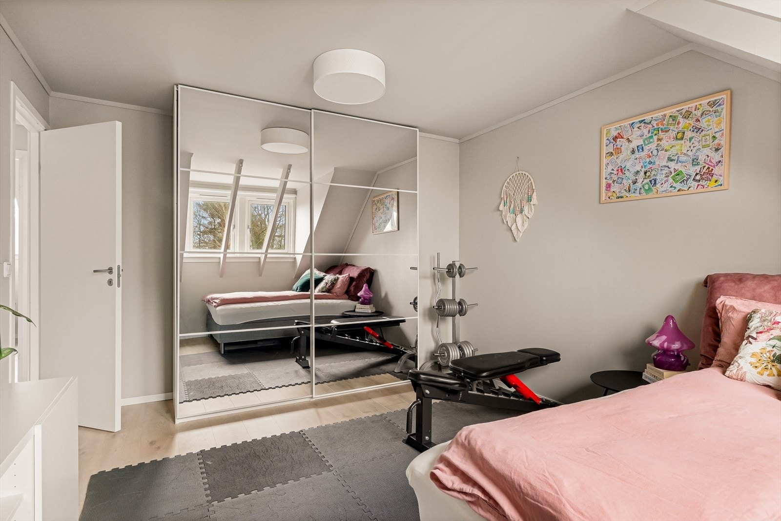 Garderobeskap medfølger Galleribilde