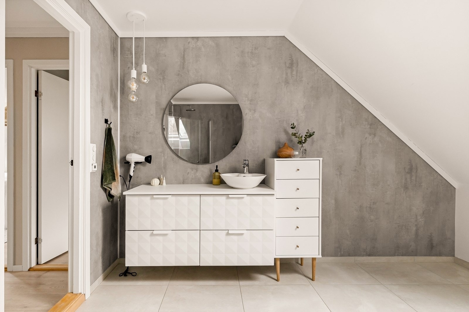 Dusjhjørne, innredning med toppservant, speil, vegghengt klosett, skuffeseksjon og opplegg til vaskemaskin Galleribilde