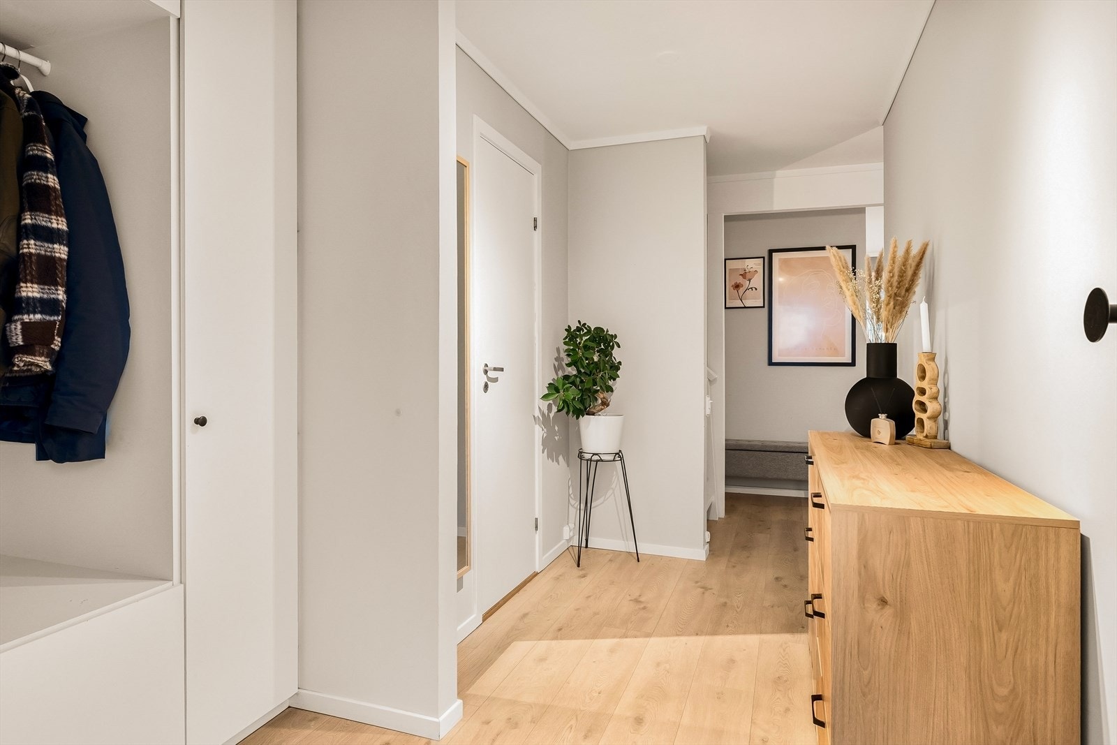 Praktisk og plassbygd garderobeløsning Galleribilde