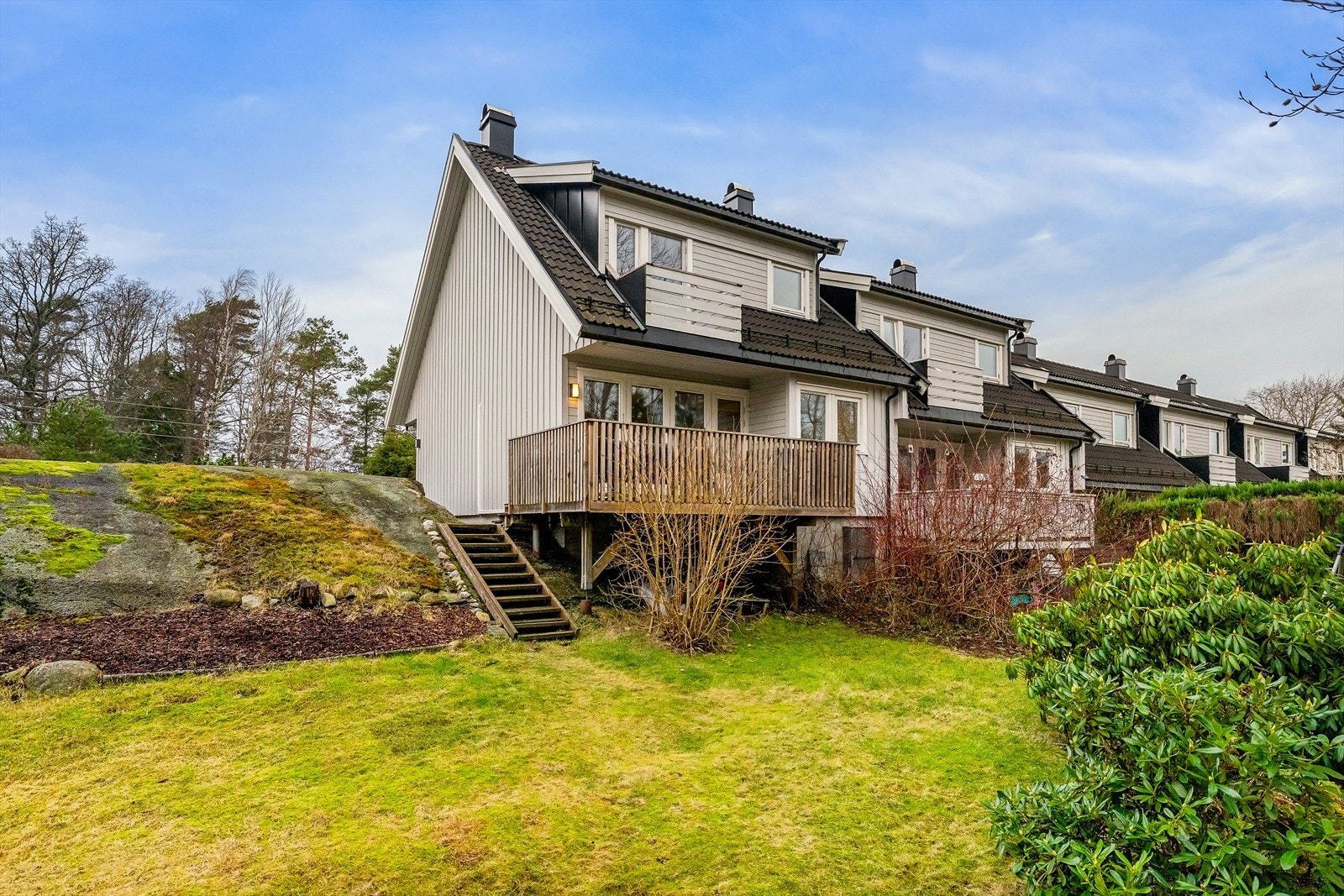 Lettstelt tomt (delvis naturtomt) Nytt rekkverk på veranda i 1.eatsje i 2022 Galleribilde