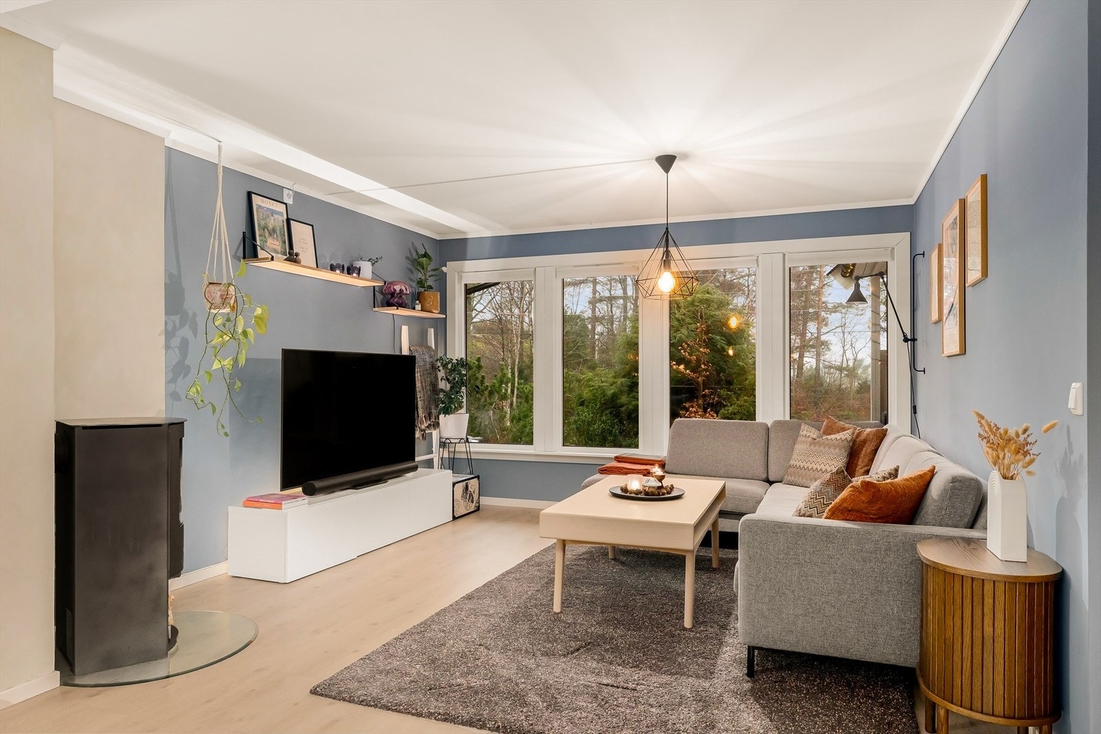 Romslig stue med peisovn Galleribilde