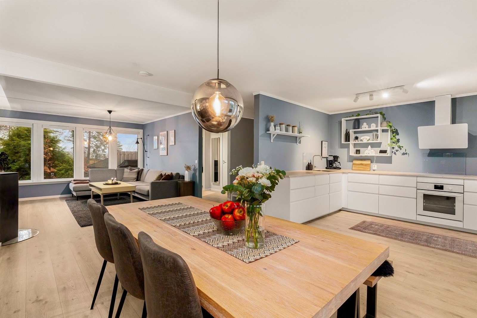 Delvis åpen stue/kjhkjøkkenløsning, pene gulv. Gjennomgående og med mye naturlig lys som slipper inn ! Galleribilde