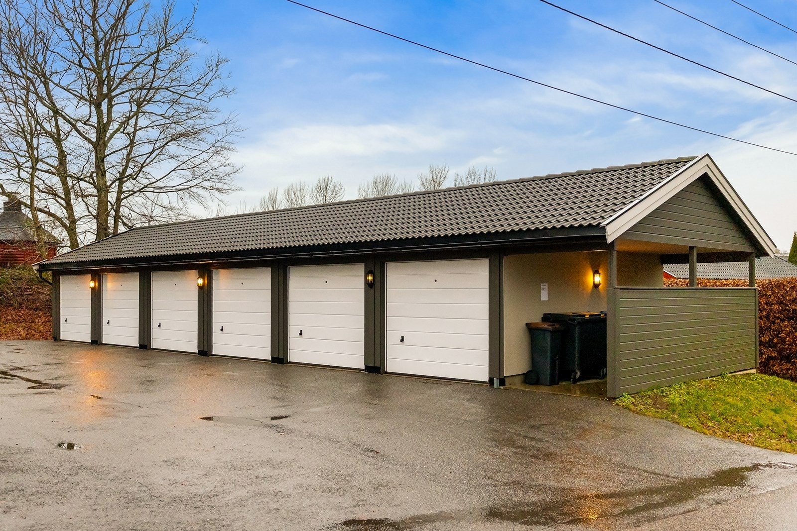 Ende garasje på 17 m2. Leddport i aluminium med motor. Platet skillevegg i garasjen. Strøm. Mulighet for elbil-lading. Galleribilde