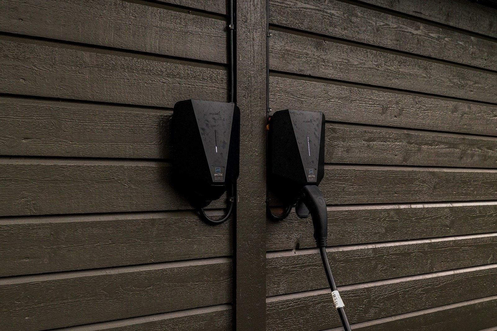 Det er ladestolpe for 2 elbiler ved felles garasjeanlegg. Beboer må selv ordne med app/ladebrikke og blir belastet med forbruk direkte. Ladestolpen har hatt god kapasitet Galleribilde