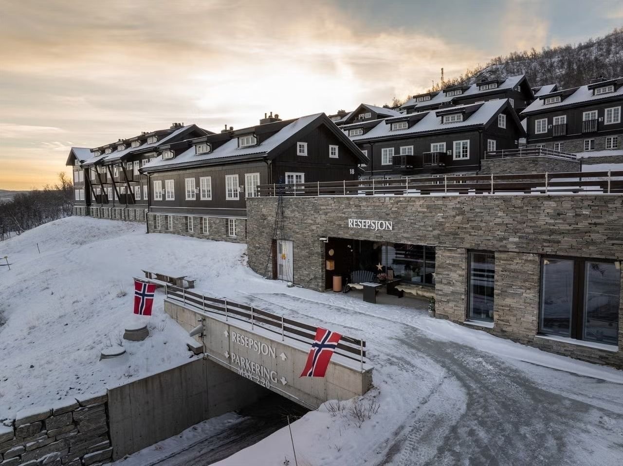 Innkjøring til garasjeanlegg under resepsjonen Galleribilde