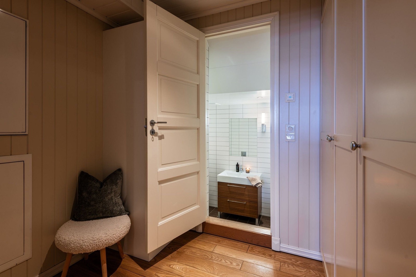 Garderobe tilknyttet hovedsoverom u. etg. Galleribilde