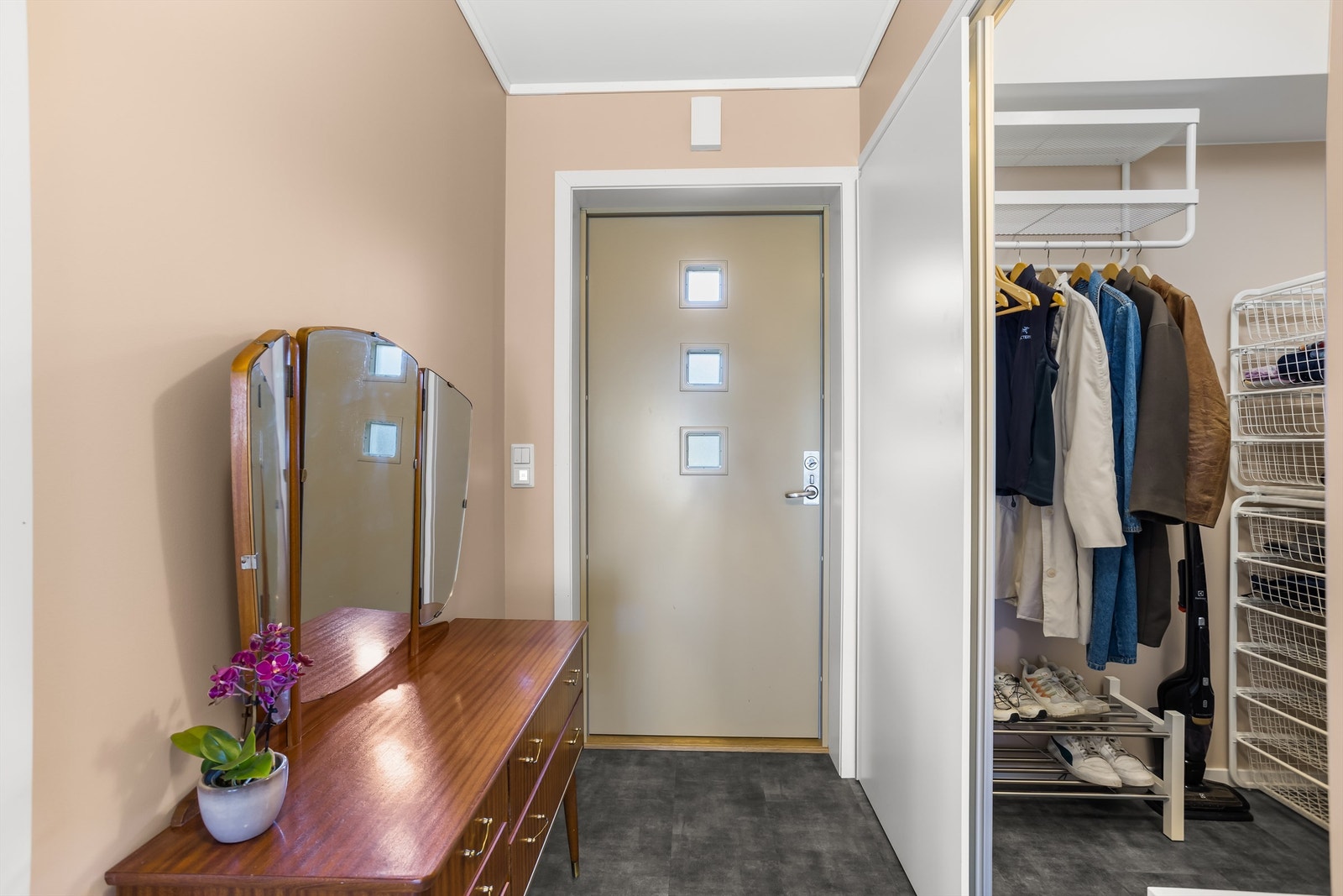 Oppbevaringsplass i bodrom med tilkomst fra entreen. Galleribilde