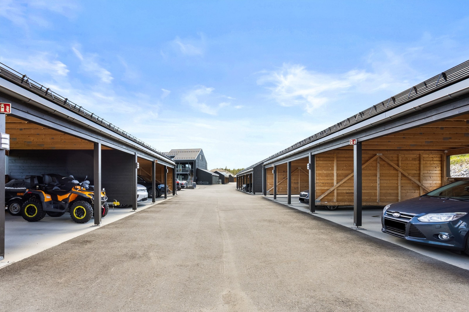 En parkeringsplass i carport. Galleribilde