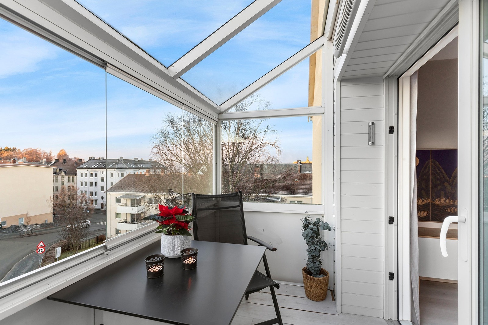 På kaldere dager er det mulighet til å slå på en god varmelampe. Galleribilde