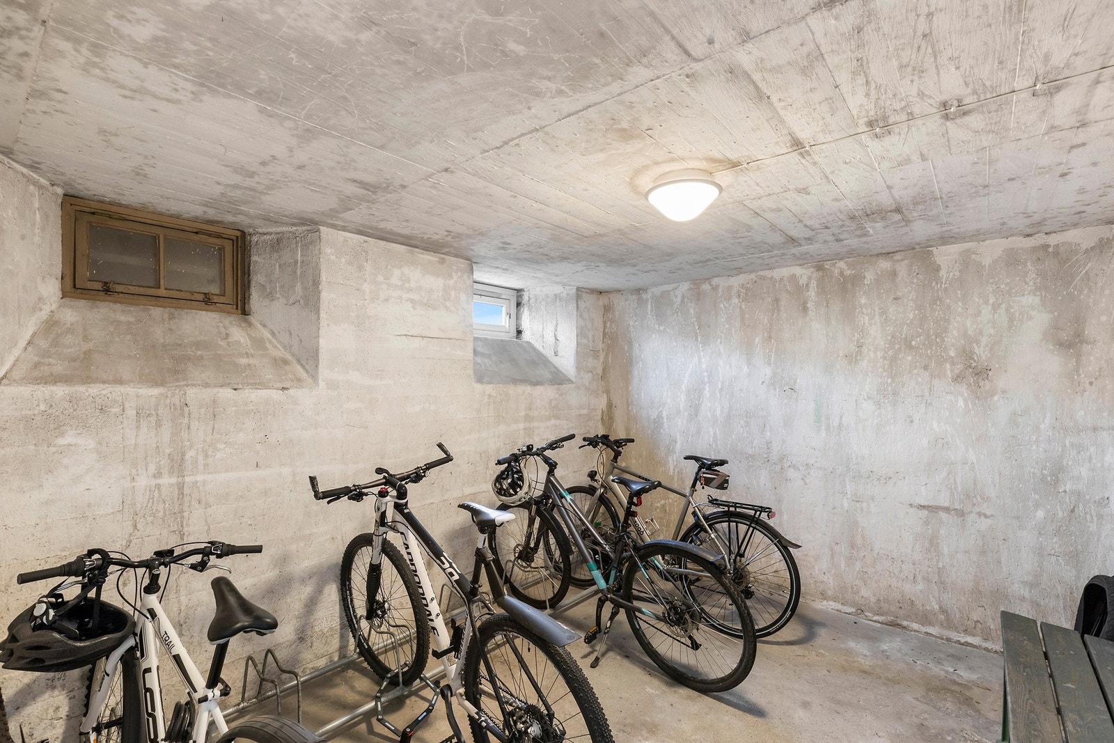 I kjelleren har du godt med innvendig sykkelparkering og til sammen 11 kvm bodplass. Galleribilde