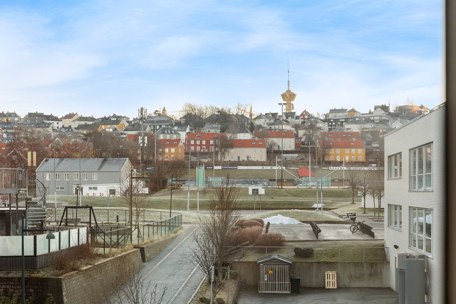 Fra balkongen har du både utsikt opp mot Tyholttårnet og til Kristiansten festning Galleribilde