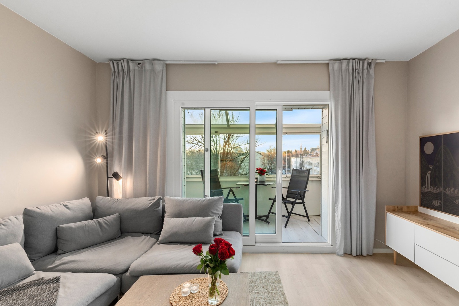 Fra stuen har du utgang til en trivelig balkong. Galleribilde